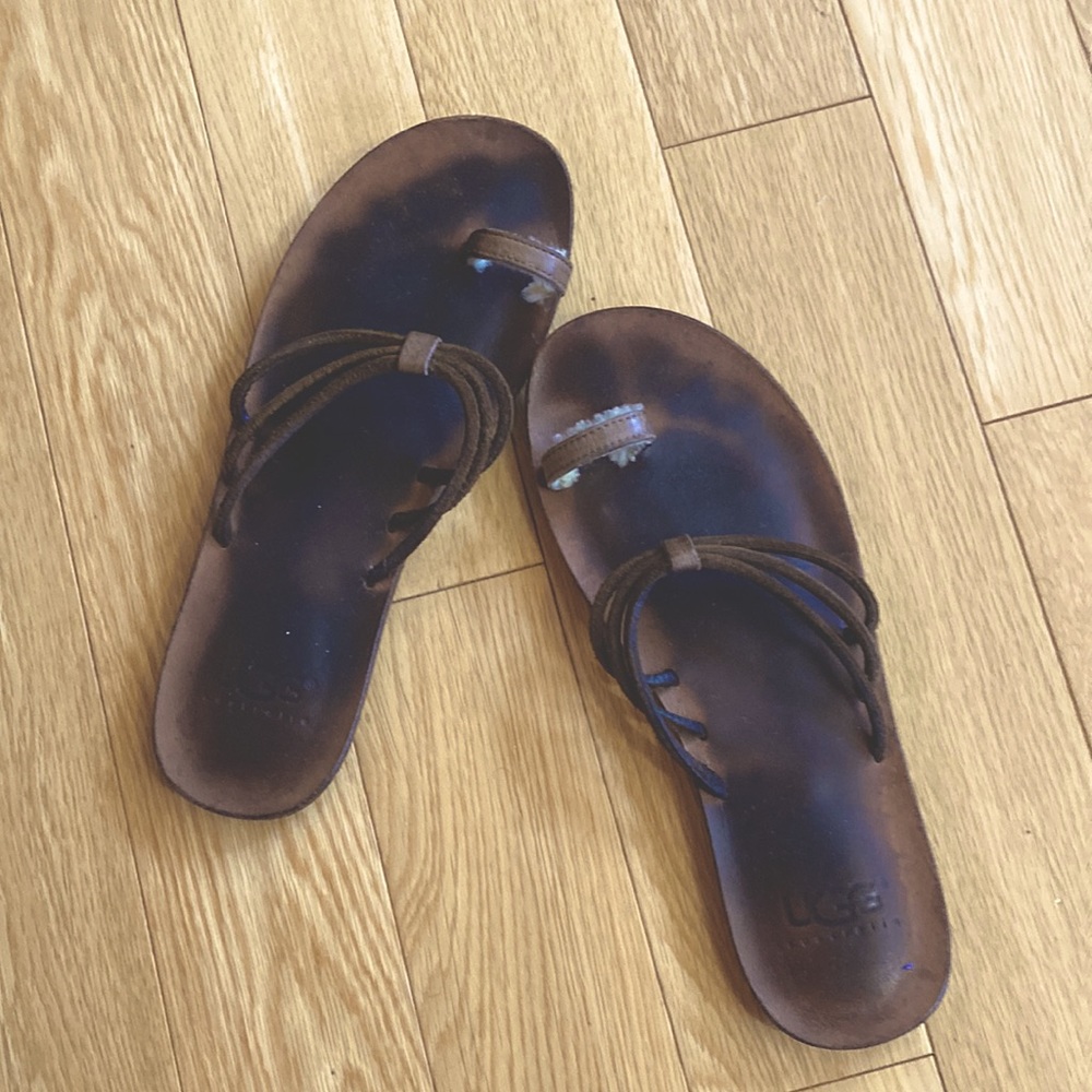 🩴 UGG Australia sandals with toe hold